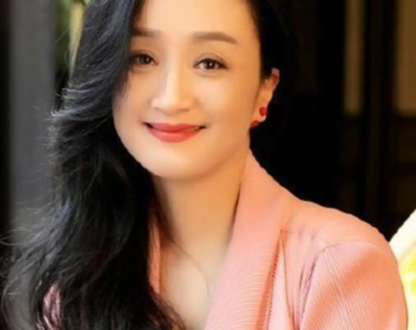 杨昆|杨昆:别墅因交不起物业费被拍卖,58岁无子女,带货直播讨生活