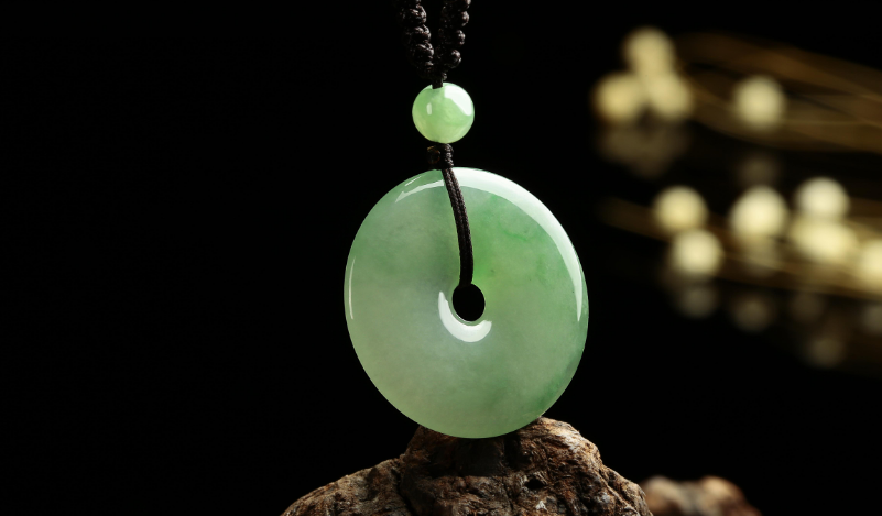 翡翠手镯|是买翡翠手镯更有价值,还是买挂件性价比更高,还要看自己的预算