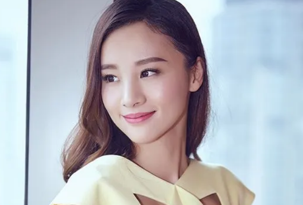 章龄之|章龄之长相甜美身材高挑,嫁给中年大叔宠成公主,并早婚早育