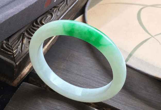 翡翠手镯|买翡翠手镯要谨慎,警惕那些处理过的货物,别被商家欺骗