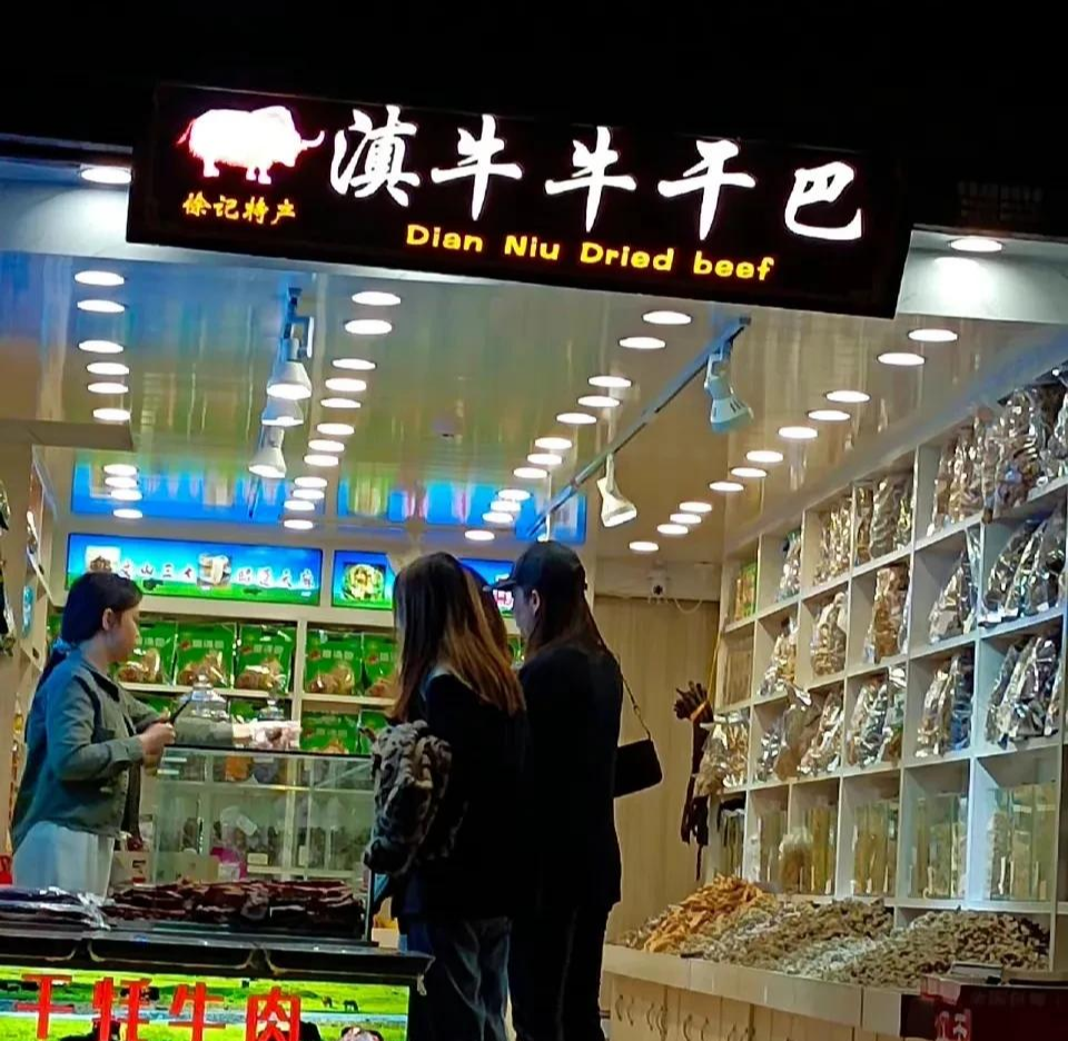 刘亦菲|网友晒照偶遇刘亦菲，年轻漂亮像女大学生，街头买衣服超接地气?