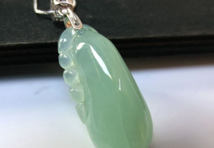 翡翠|收藏翡翠时需要注意什么?看种水还是看雕工?我来告诉你答案