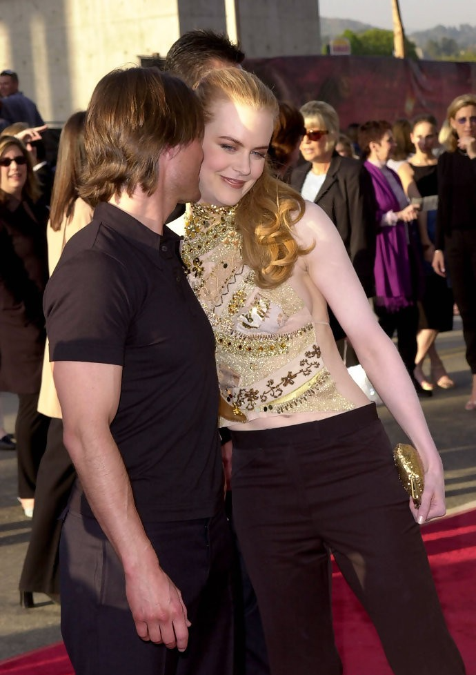 美容 被妮可基德曼白到反光的的皮肤闪到,演吸血鬼都不用化妆 。