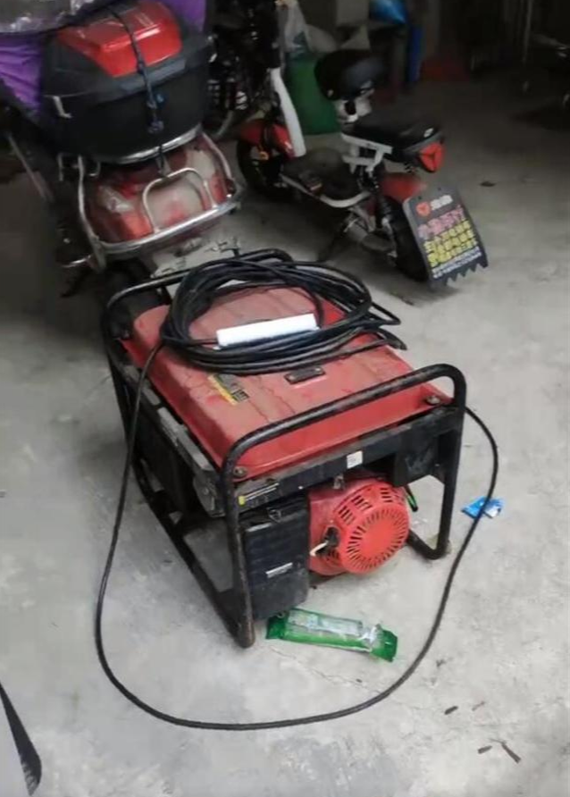 成都多区域停电,男子用管道接车载空调给坐月子的妻子送冷气
