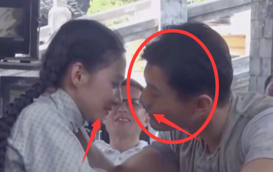 吻戏|女演员和黄晓明吻戏老笑场，猥琐导演强行抱着索吻！要做示范！