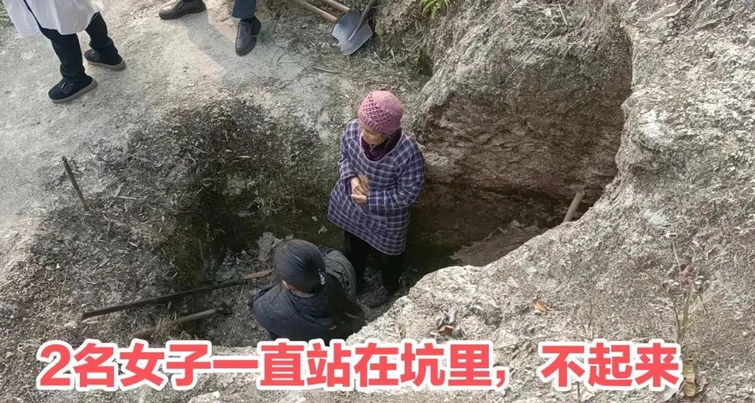 2名女子为老人挣墓地,占着坑不起来:“人没死就占坑”
