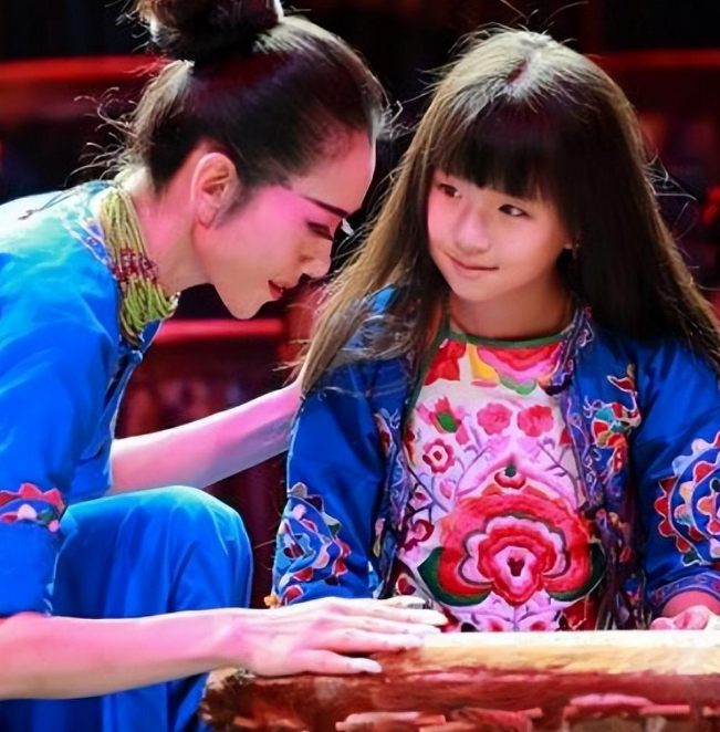 杨丽萍|曝杨丽萍携侄女现身,女方身材火辣舞姿妖娆,疑将替代小彩旗