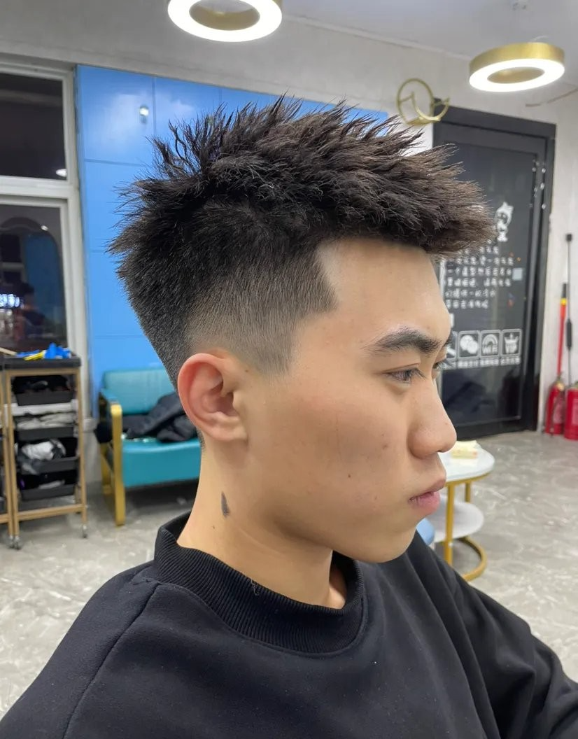 男士发型 新年最火男发16款,两侧推短头顶抓抓就是不一样,剪就对了。