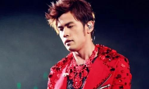 周杰伦|2017年，周杰伦在演唱会上，大骂现场保安：“滚出我的演唱会！”