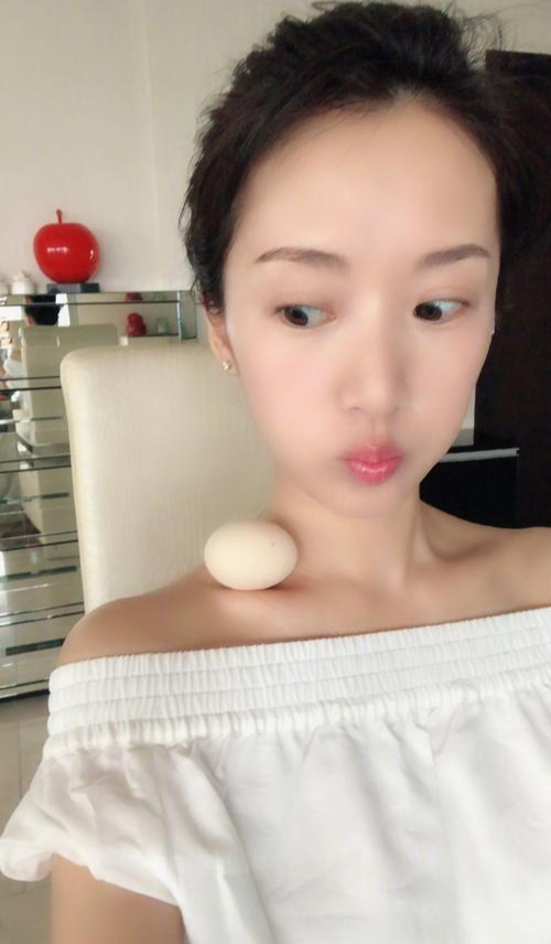 李念|李念和51岁富豪老公罕见合照，生俩娃脸还嫩得像少女，笑靥如花