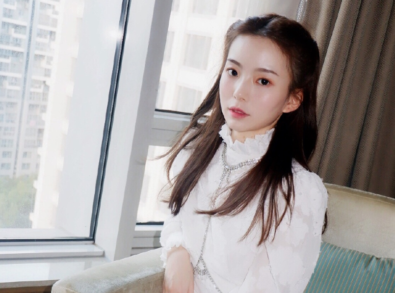 陈卓璇|耿直的妹妹陈卓璇，瘦瘦小小的她，看上去真的很可爱哦