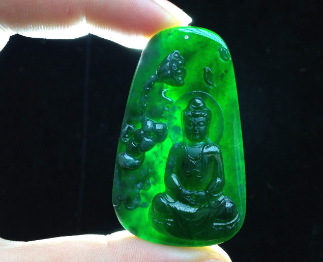 翡翠|翡翠是灵气十足的玉石,每个色彩都有自己的魅力,代表不同的含义