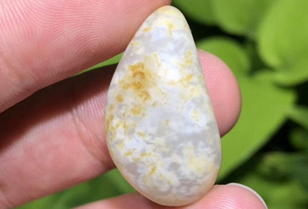 |和田玉里出现棉还值钱吗？这算是一种瑕疵吗？对外观影响大不大？