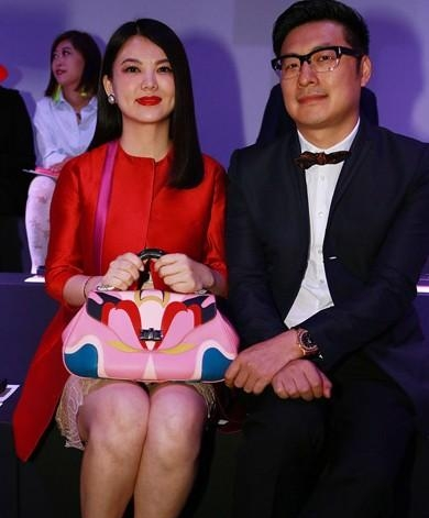 李湘 李湘重现直播间，坦言前段时间不开心，身形也消瘦不少？