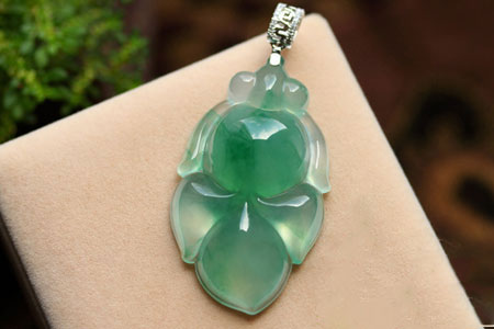 翡翠|翡翠里面出现气泡，是买到注胶的翡翠了吗？其实不是的