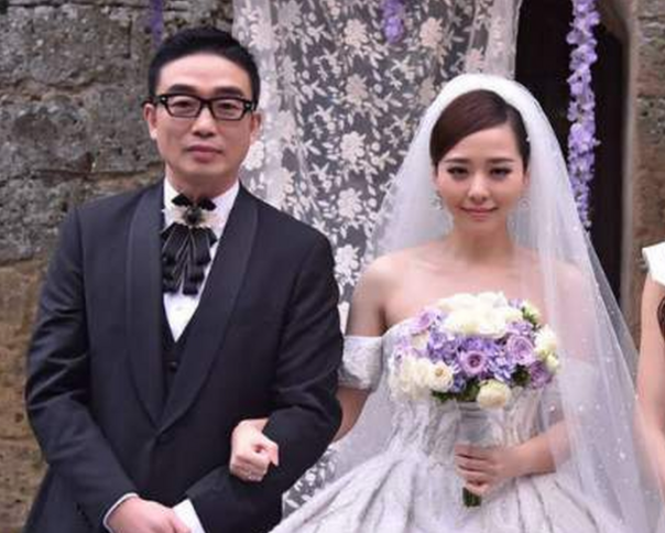 张靓颖|离婚4年，张靓颖经历2次舞台事故，冯柯回归家庭照顾前妻与女儿