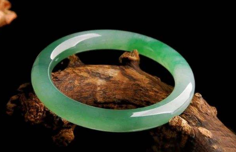 翡翠手镯|翡翠手镯的价值高,因为品质好,了解翡翠的都知道。