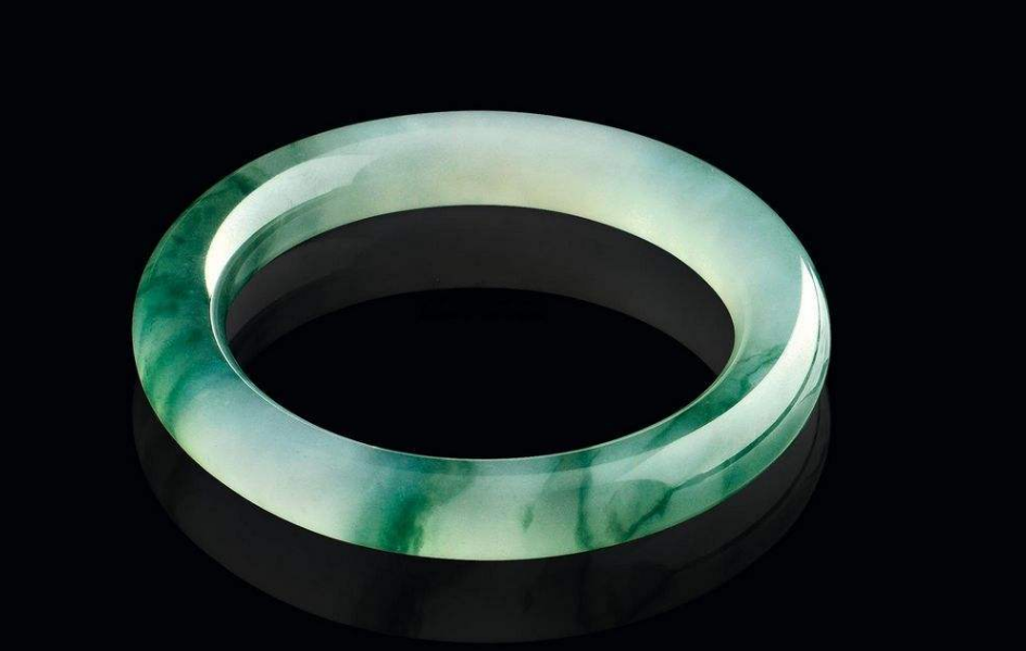 翡翠|翡翠手镯的原料不一样,所造就出来的造型也不同,哪种更得你心?