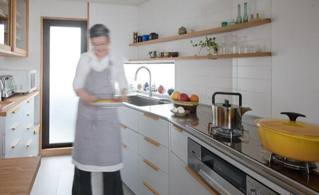 看了67岁阿姨的独居生活照:那叫一个雅致,拍照给大家瞧瞧,羡慕