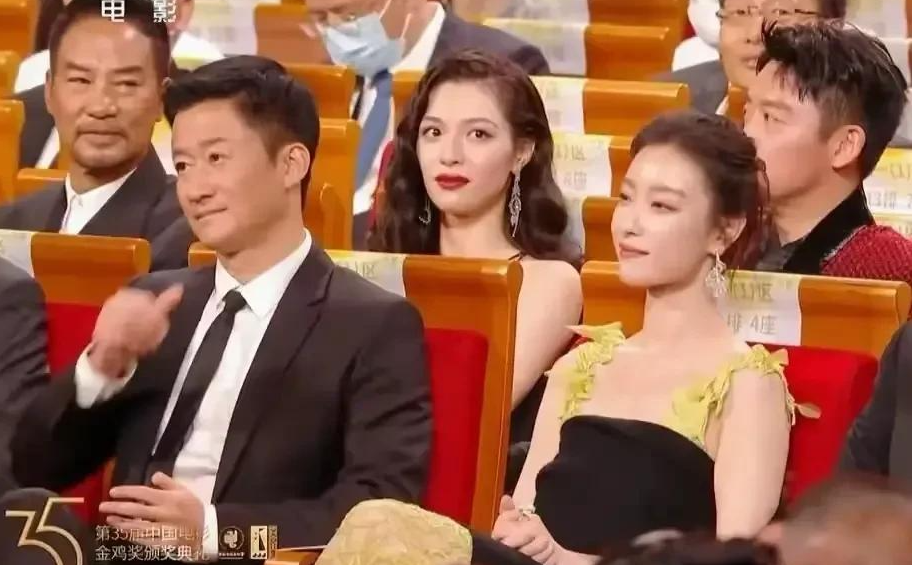 吴京|强吻雷佳音?公共场合整个身体倾斜头歪向吴京,倪妮这样做合适吗
