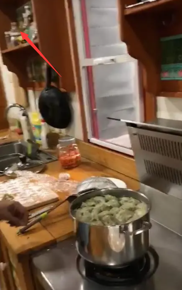 李成儒|李成儒二环四合院内景曝光，老旧木门显寒酸，网友：就这也值3个亿？