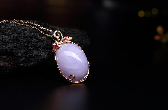 雕刻|一块原石，设计师雕刻成了翡翠白菜，价值马上提升翻倍