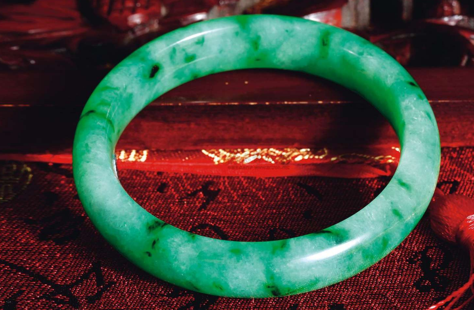 翡翠手镯|收藏100多个翡翠手镯，居然是一文不值的，原来是因为这样