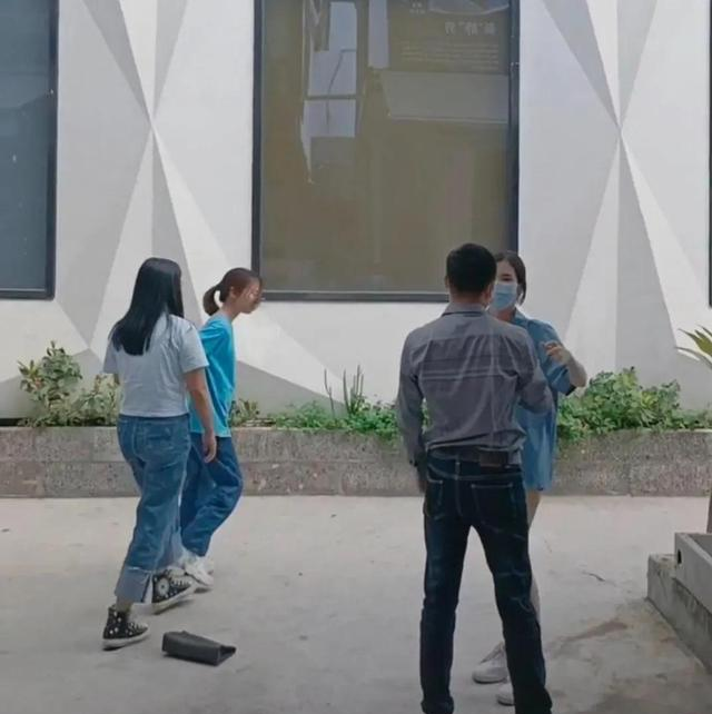 深圳:长腿女孩抱住大叔,哭着要跟他回家过年,男子:你会毁了我