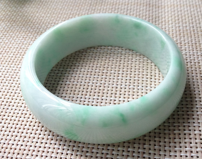 医生|白底青翡翠是特殊的品种，它值不值得收藏？看了文章你就知道了