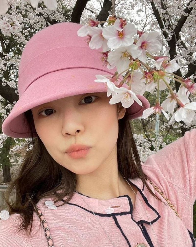 金智妮 Jennie示范着装,樱花粉色赏樱气色真好,不化妆也可以。