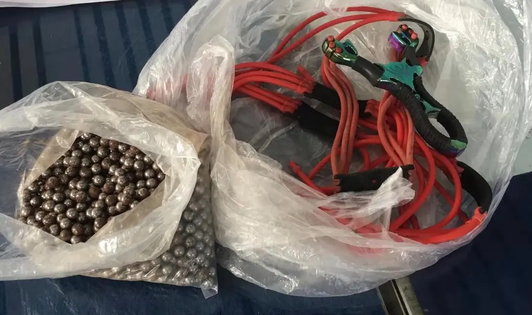 山东胶州,一男子网购弹弓和钢珠,射伤一人打坏多辆汽车
