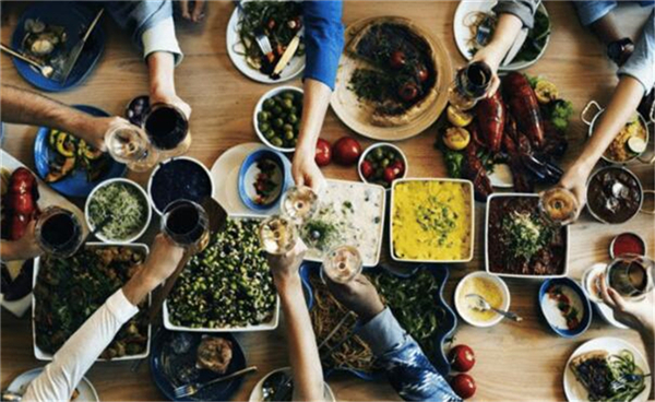 校园招聘|若是遇到强势劝酒的人，我们该如何应付？职场人：3句话就能搞定