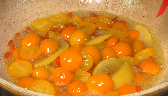 “阳”了之后嗓子干痒不舒服,教你2款养生汤,润肺止咳还补水,越喝越舒服