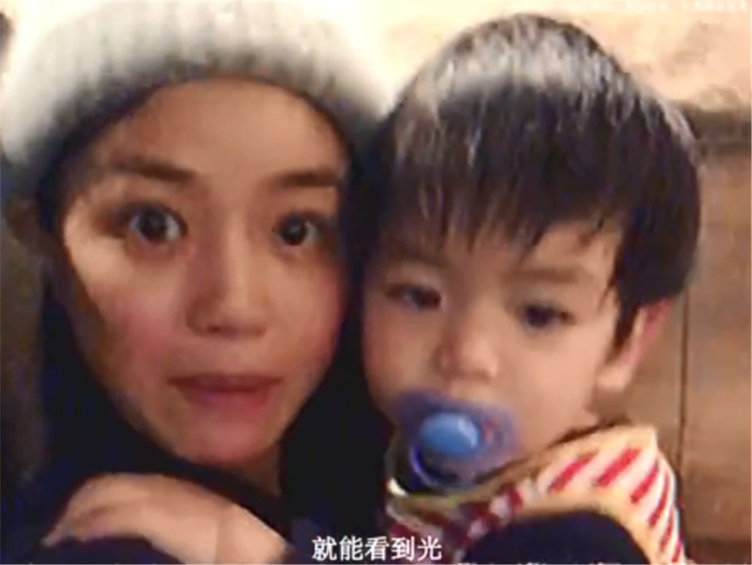 陈妍希|陈妍希大方晒儿子正脸,5岁还啃着奶嘴,“颜值”登上热搜引网友惊叹