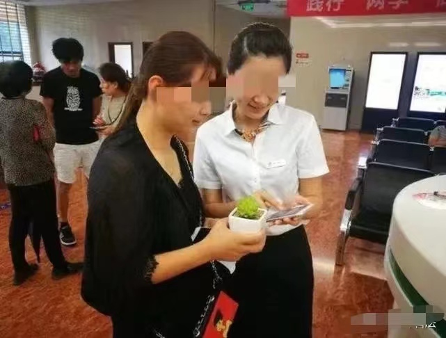 女子银行卡一日之间被境外盗刷17万余元,起诉后银行被判承担60%赔偿责任
