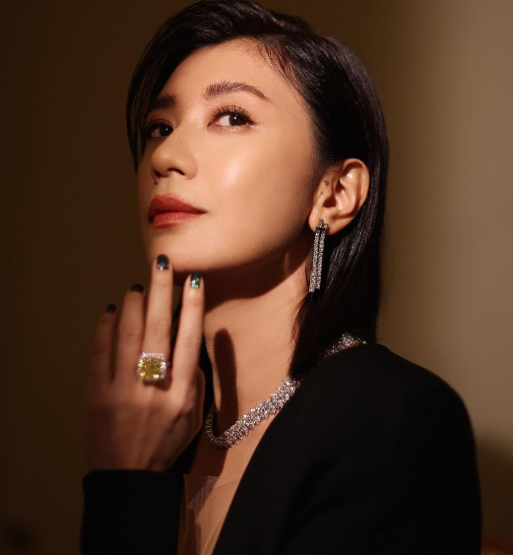 贾静雯|44岁贾静雯火辣出席活动！深v露到腰太大胆，完美身材不像三娃妈