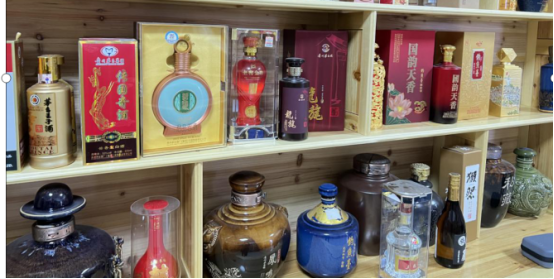湖北|湖北富商晒酒柜，没有“茅五剑”全是“杂牌货”，网友“外行人”