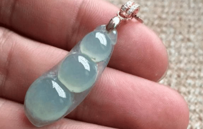 冰种翡翠|这样的翡翠原石，灯光下有很强的透光性，居然切出冰种翡翠？