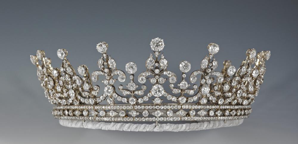 伦敦白金汉宫举办“女王的继承”的珠宝展