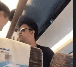 老人乘坐高铁将无盖热水放窗边,小伙不满引发冲突,老人:我本不想亮出我的身份