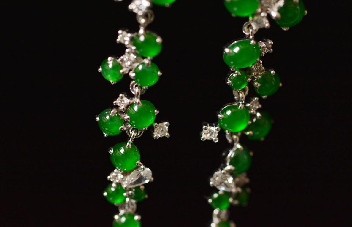 翡翠|翡翠耳环和翡翠耳钉，有什么区别呢？该如何去佩戴呢？