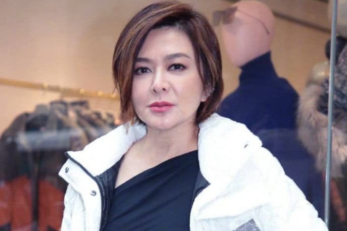 关之琳|关之琳豪宅内遛狗,59岁状态让人羡慕,脖子上的金链子亮了