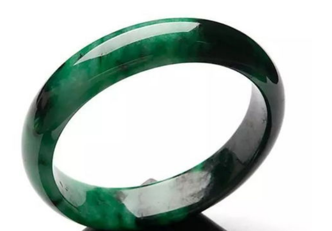 翡翠|翡翠价格相差甚多，和原料有一定的关系，翡翠的质地和价值相对应