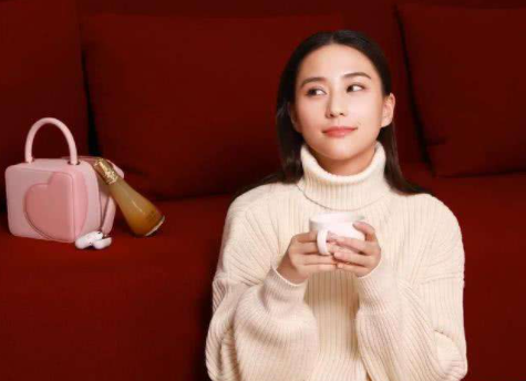 何超莲|何超莲开直播，网友称想10万元买她穿过的底裤，何超莲回怼太过瘾