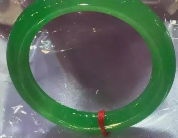 翡翠手镯|喜欢收藏的人,会把翡翠视为珍宝,可为何市场上用纸包手镯?