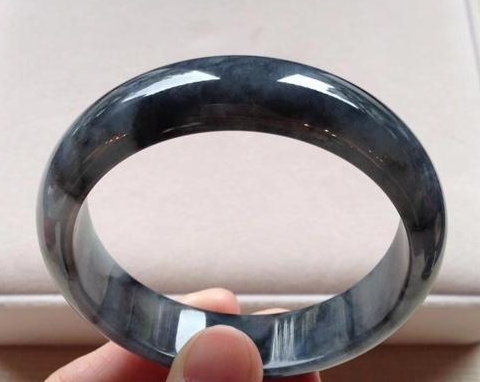 翡翠手镯|你知道黑翡翠手镯吗?在市场占据的比重越来越大,选购时要注意