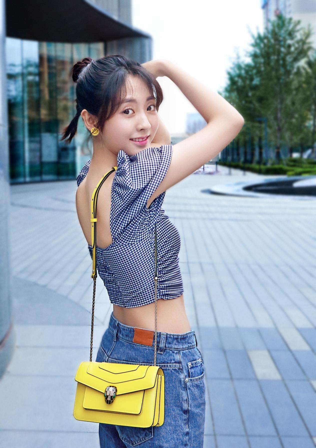 邢菲|邢菲近照，又被美到了，这身打扮我太喜欢了，清新气息扑面而来