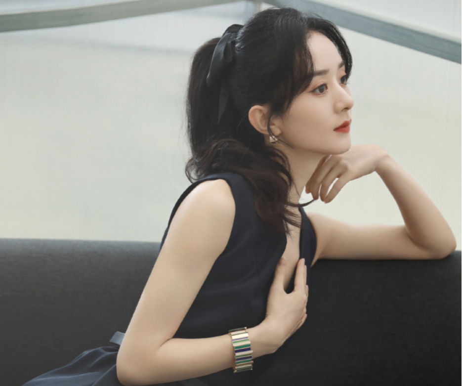 霍思燕|当红小花撞脸赵丽颖，从妆容到衣服，简直一模一样