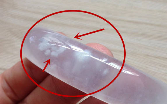 翡翠|翡翠一旦出现瑕疵就不能买了吗?并非如此,这几种瑕疵可以接受