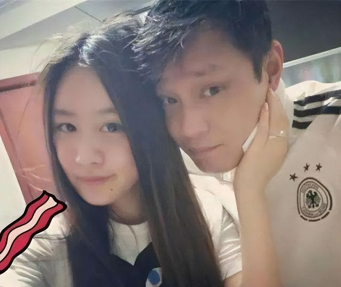 范志毅|范志毅大女儿和小妈关系很好,两人在一起合影时,如同姐妹花一样